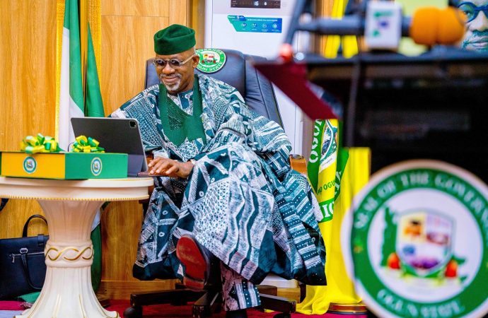 Abiodun Pays N20,000 As End Of Year Bonus To Pensioners