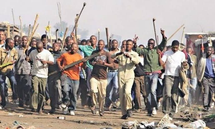 Clash Between Nigerian Navy Personnel And Youths Sparks Violent Shootout In Lagos Border Community