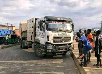Truck Drivers Block Lagos–Ibadan Expressway Over Stolen Battery, Paralyse Traffic