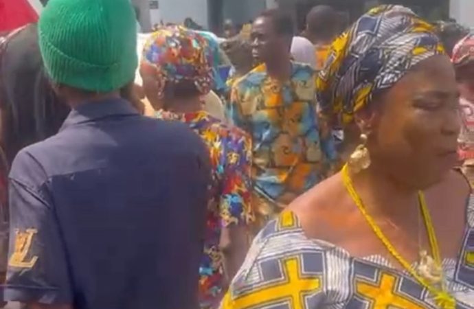 Osun LG Crisis: Residents, Traders Besiege UBA Branches, Insist On Closing Accounts