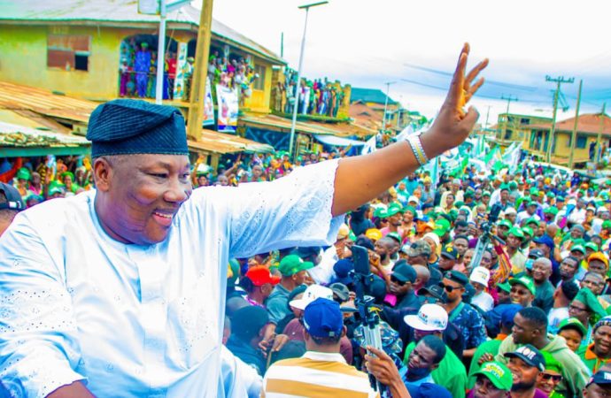 Video :Alleged Assassination Attempt On ADC Candidate Najeem Salaam At Osun Polling Unit
